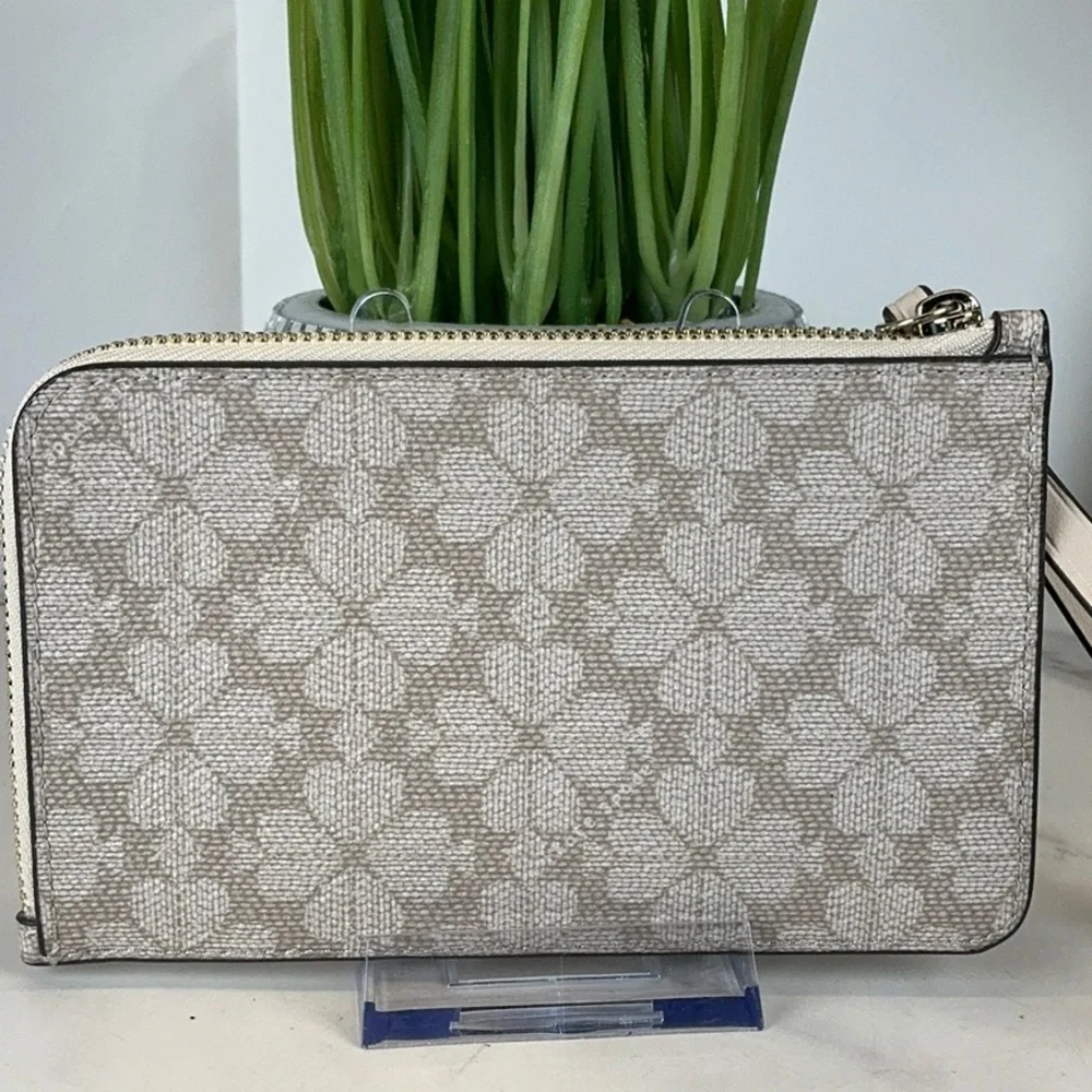 Kate Spade Lucy FlowerCream light‎ Brown Wristlet Wallet Bag